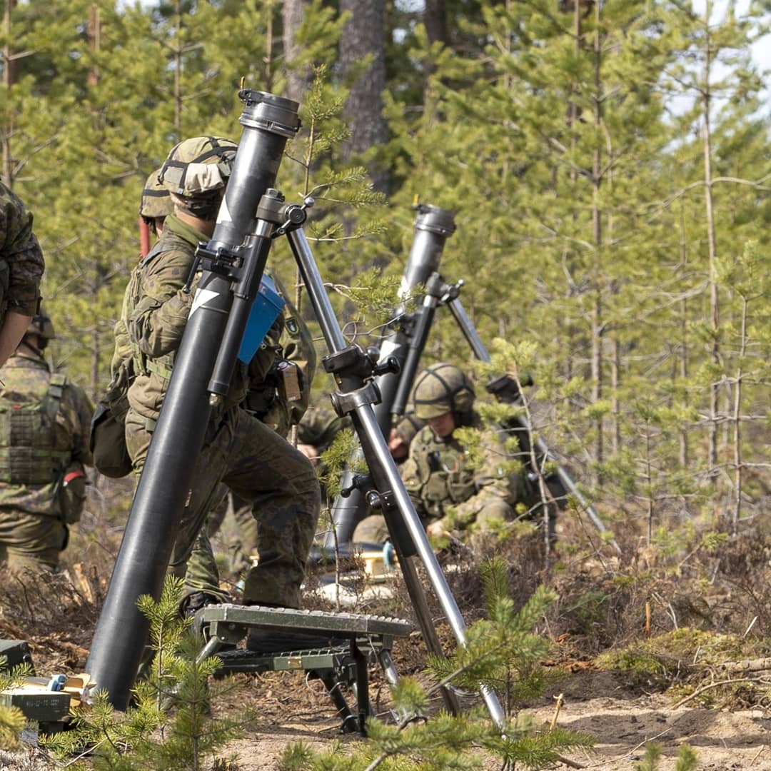 Maavoimat's tweet photo. Tulikomentoja!  #Arrow22 tukemisammunnassa tulijoukkue tukee epäsuoralla tulella #PSVK 'n  hyökkäystä - vihollinen lamautetaan kranaateilla ja vaunujoukkueen hyökkäys jatkuu. Ensimmäistä kertaa kovat ampumatarvikkeet käytössä - Suuntaamisnopeus ratkaisee! #maavoimat #pspr #porpr https://t.co/wMiqoyK96d