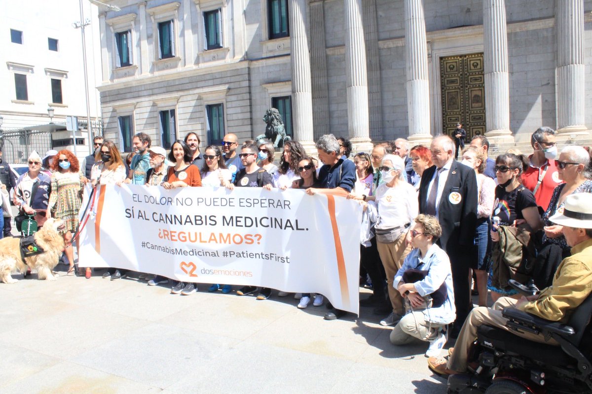 carolaperez's tweet photo. 60 pacientes reales nos reunimos tras la comparecencia en el Congreso de los Diputados. 

“El Dolor No Puede Esperar” 
¿Regulamos? 🌱 https://t.co/Gt3Is1gxqh