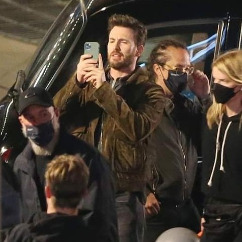 ackles_bitch's tweet image. Chris Evans deixou de ser mão de vaca e comprou um iPhone 13 ♡