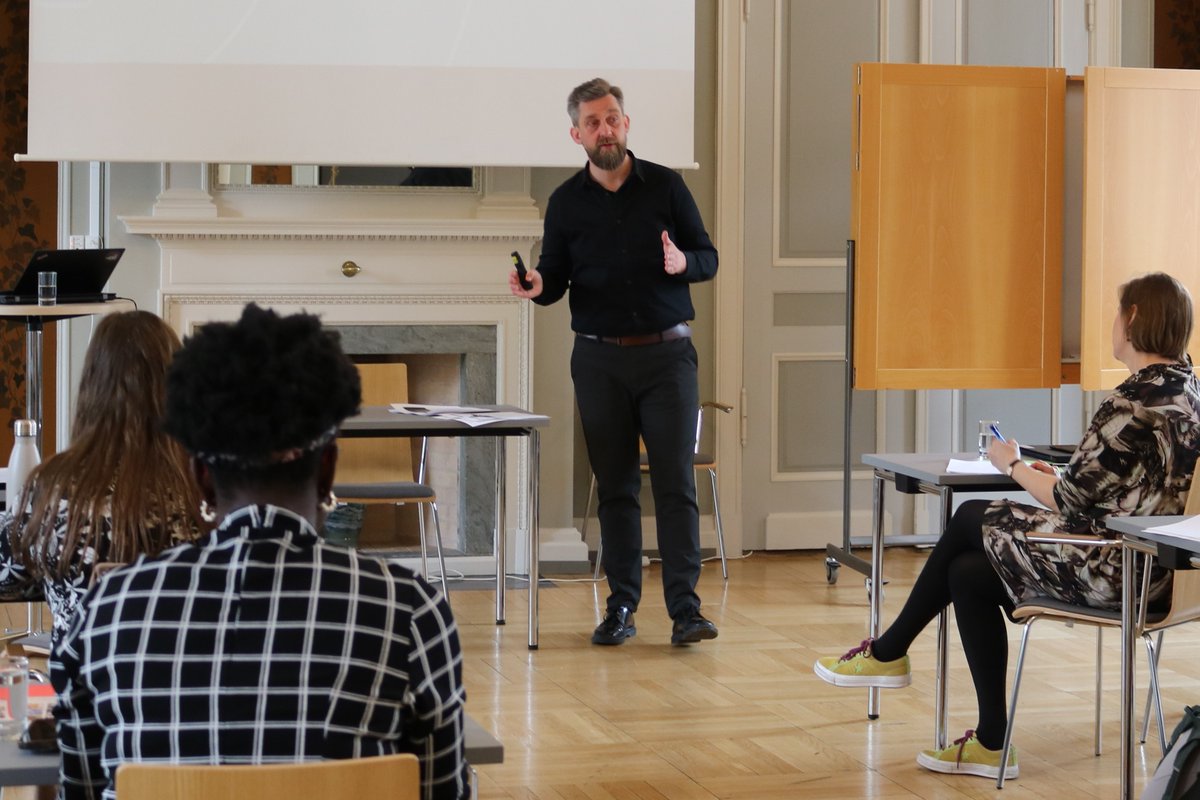 globaldiakoni's tweet photo. Stort tak til de engagerede studerende fra Afrikastudier på @koebenhavns_uni, der i dag var på besøg for at blive klogere på #FoRB i en udviklingspolitisk kontekst. Det var en fornøjelse🤗 #dkaid #dkpol @buffpedersen https://t.co/2IjM4i8PNp