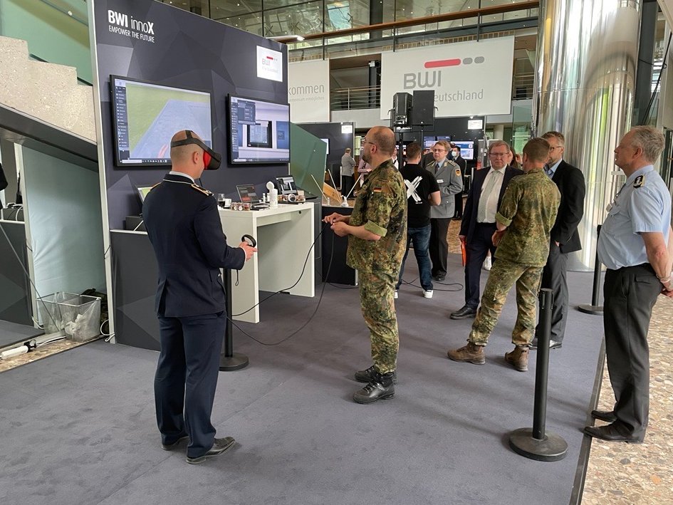 BWI_IT's tweet photo. Lernen von morgen wird bei der @bundeswehrInfo virtuell – mit VR-gestützter Ausbildung. 😎 Auf der #InnoXperience können Besucher*innen das virtuelle Klassenzimmer der Zukunft schon einmal ausprobieren. #VR #innoX #WirfürdieBundeswehr https://t.co/2yJAYleaMT