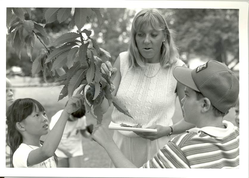 UDcanr's tweet photo. Horticulture champion: Sue Barton personifies @UDelaware's land-grant mission of research, teaching and @UDExtension outreach. https://t.co/4b0JymQzhl #UDel #UDExt #Plants #PlantScience #LandscapeArchitecture #LandGrantUniversities https://t.co/WCO36yRc4i