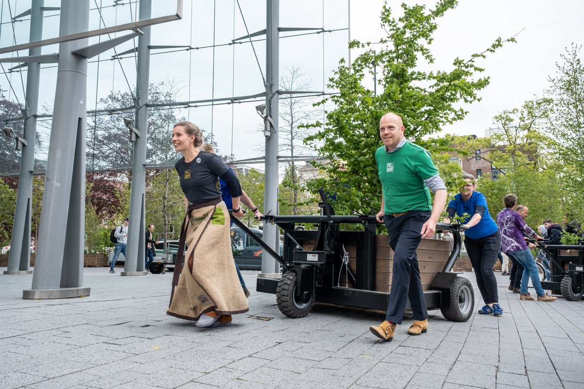 Gemeente_Lwd's tweet photo. Arcadia is begonnen! #bosk verplaatst zich van het Stationsplein naar de Lange Marktstraat en de Sophialaan. Daar hielp ons college vandaag bij. De komende maanden gebeurt en van alles in en rond het bos. Bekijk het programma bij @LF_2028. Waar ga jij naartoe? https://t.co/xBzdLnDmTR