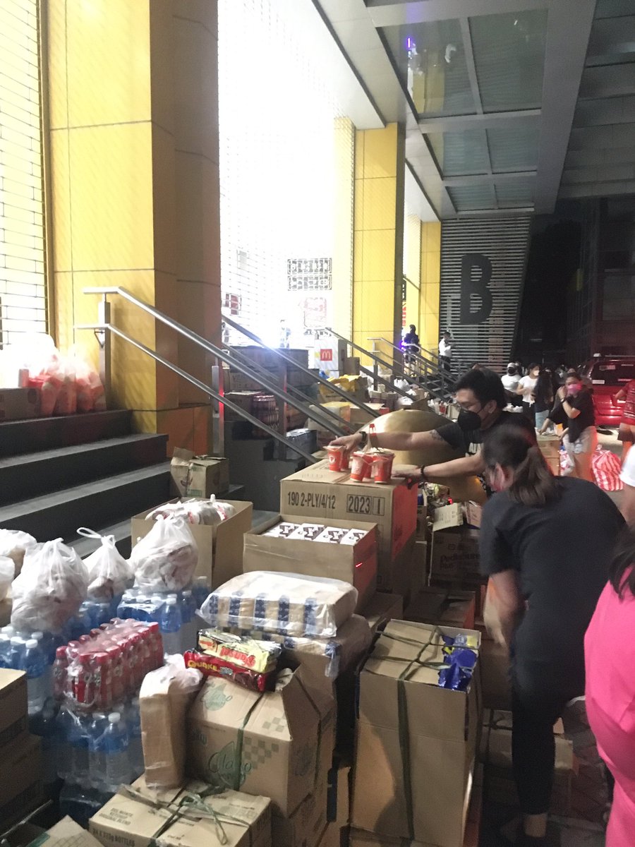 TENGinamo's tweet image. Hello, everyone! We are currently here sa #PPCRV Command Center sa UST. We would like to ask everyone na i-stop po muna ang food donations since medyo marami na pong pagkain dito at marami pang padating. Let’s donate nalang po sa ibang days. Thank you for your generosity!