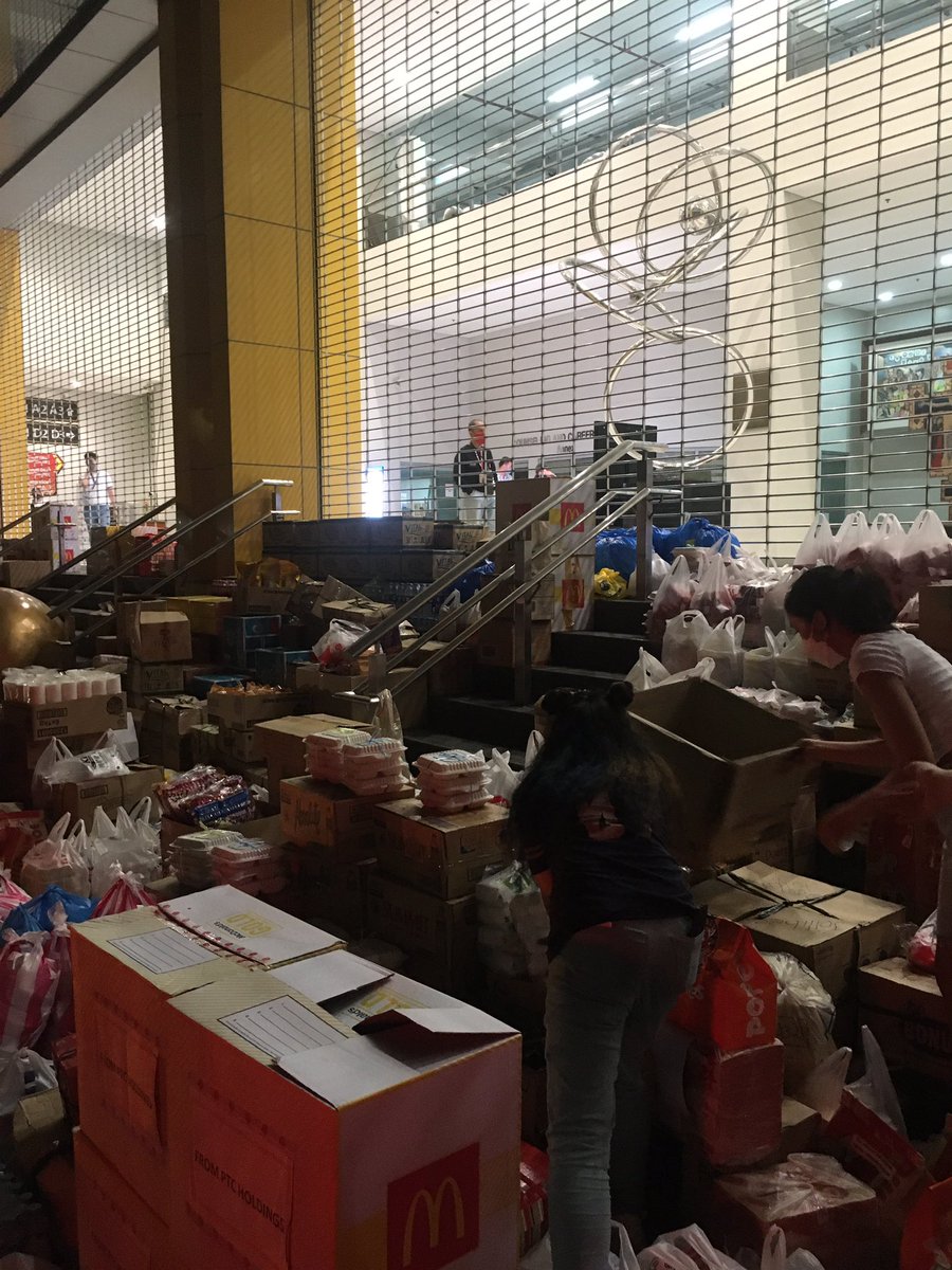 TENGinamo's tweet image. Hello, everyone! We are currently here sa #PPCRV Command Center sa UST. We would like to ask everyone na i-stop po muna ang food donations since medyo marami na pong pagkain dito at marami pang padating. Let’s donate nalang po sa ibang days. Thank you for your generosity!