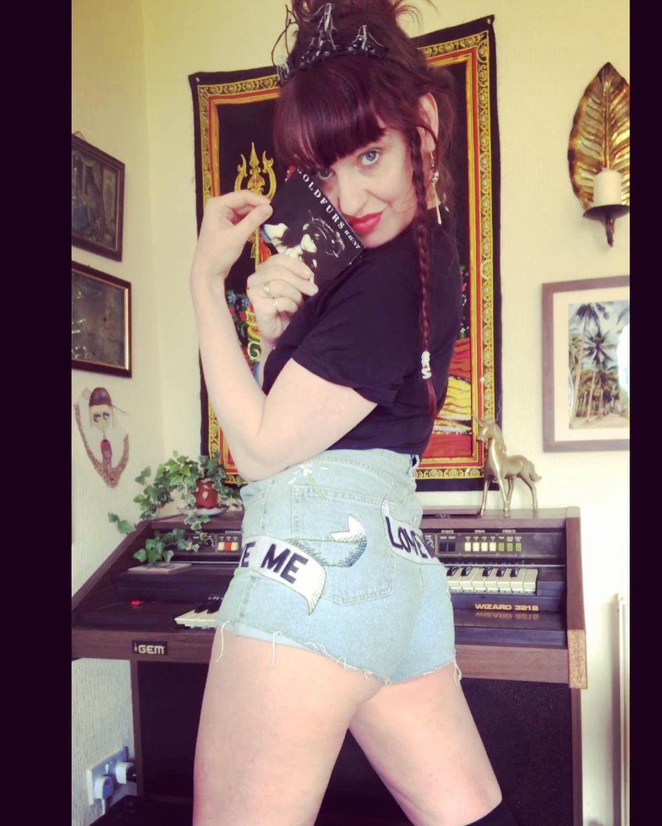 GOLDFURS's tweet photo. A year ago today I released HAUNT. A collection of songs I am immensely proud of 🖤 thank you to everyone who has streamed, downloaded and purchased. I have GOLD disc cds and T-shirts for sale in my merch shop now 🌚 🧛 💋 https://t.co/uxEzKFqu0H https://t.co/gHMGo2paOc