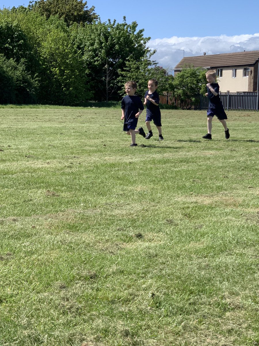 budeparkprimary's tweet photo. 1SM have been practising their long distance running in the beautiful sunshine ☀️🏃🏽‍♀️ #steadypace https://t.co/lOzrFFAcuD