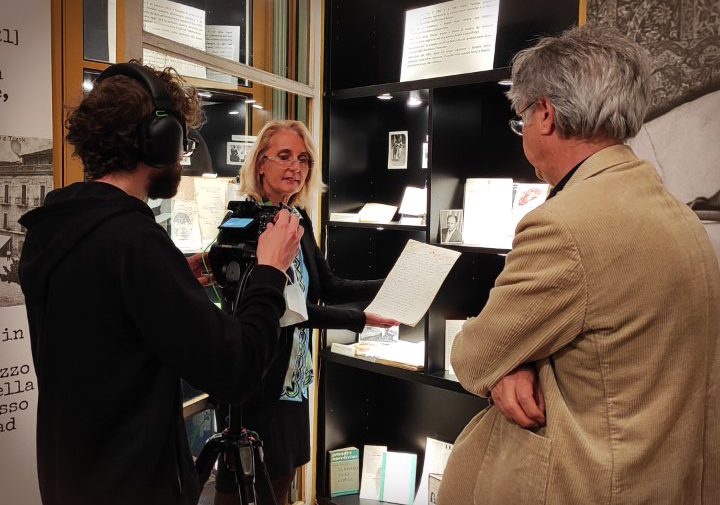 MSUunipv's tweet photo. Visitabile in #MSUunipv la mostra “Immagini e segreti dall’officina letteraria di #MarioPomilio” del Centro Manoscritti, a cura della dott.ssa Nicoletta Trotta, che testimonia la densa e tormentata scrittura di #Pomilio attraverso le varie fasi elaborative delle sue opere. #unipv https://t.co/CHt07WUkdW
