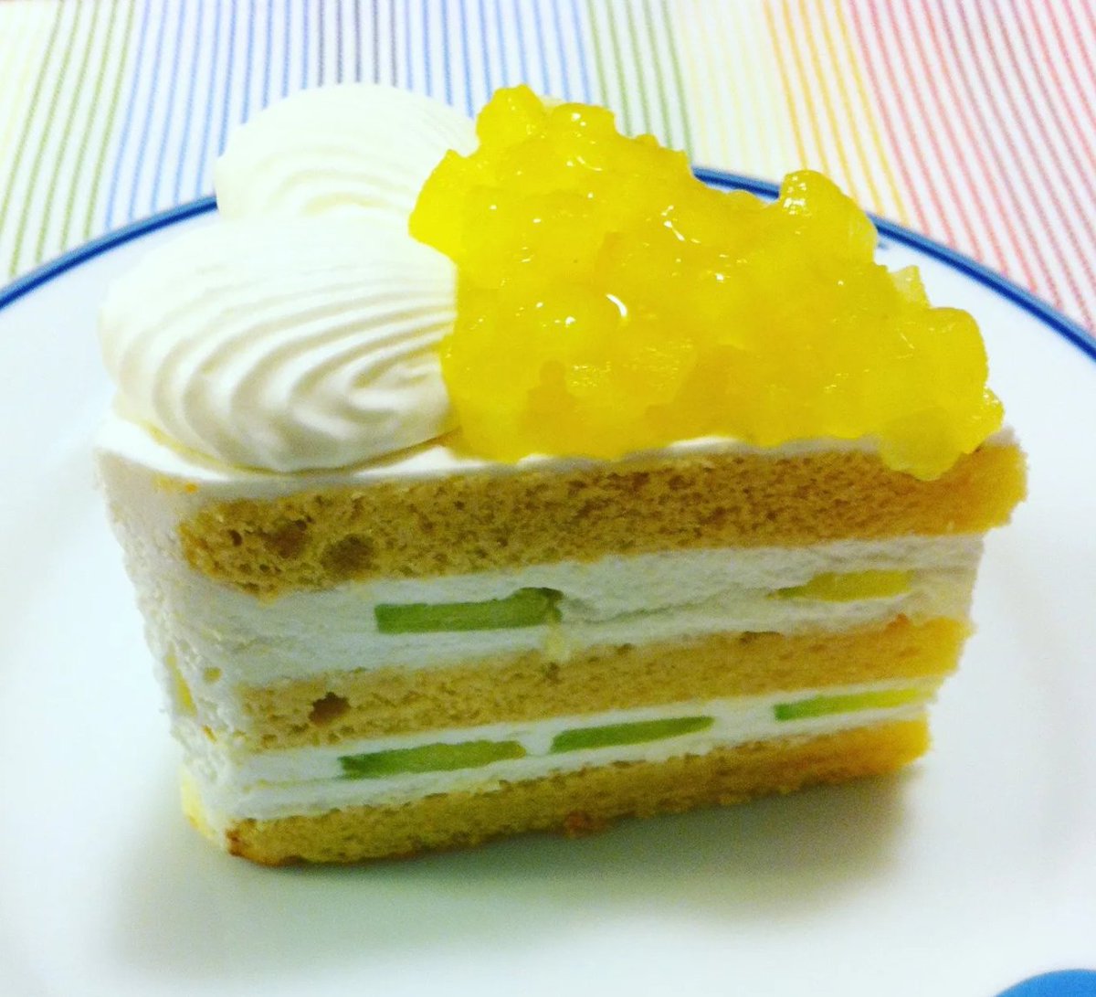 erabilog's tweet photo. ホテルニューオータニのパティスリーSATSUKIのスーパーメロンショートケーキです。
メロンと生クリームとスポンジが絶妙なハーモニーでした。
#スイーツ #スイーツ女子 #スイーツ男子 #スイーツ大好き #スイーツテロ #メロンショートケーキ #ホテルニューオータニ #satsuki #パティスリーsatsuki
4分前 https://t.co/5CQsRSNJQz