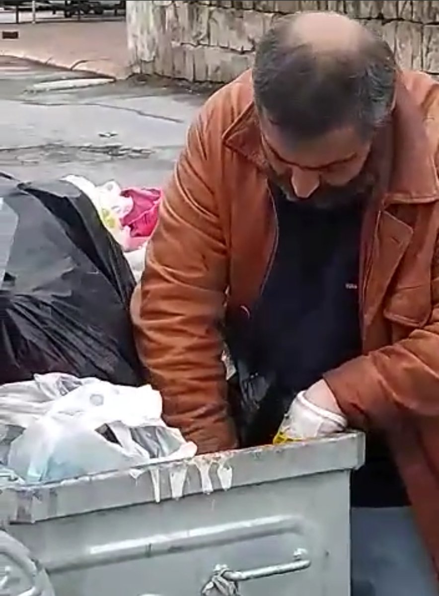 المقدم درغام الخلف من الضباط المنشقين عن العصابة المجرمة 
يعمل في تركيا بجمع الكرتون وإلى آخره
ياحرامية الأئتلاف وياحرامية المنظمات
شو خليتم لهؤلاء الضباط المنشقين 
لعنة الله عليكم جميعا