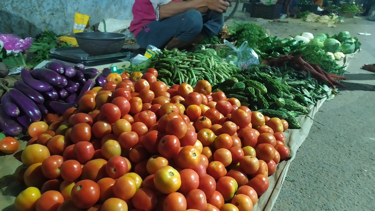 JBreakingBajpai's tweet photo. भागलपुर, बिहार में टमाटर के दामों में बेतहाशा वृद्धि।

30 से सीधे 60₹/किलो के हिसाब से बिक रहा टमाटर।

#टमाटर_खट्टे_हैं मैं वापस लौट आया। https://t.co/56smpuZvRN