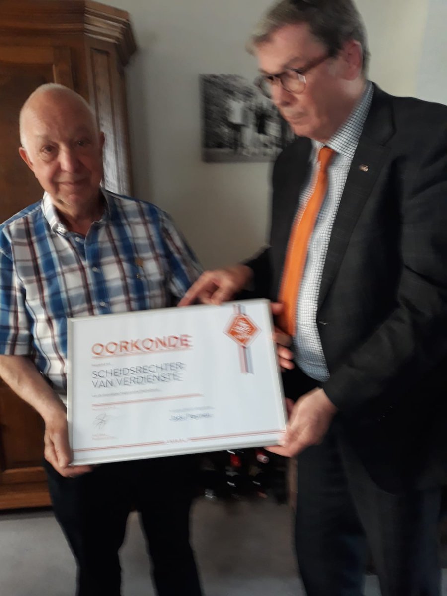 Scheidsrechter Jack Peymen (COVS Weert) heeft op 9 mei jl. de waarderingsspeld en bijbehorend certificaat uitgereikt gekregen door  KNVB Ambassadeur Jan Heijnen. Hiermee is Jack benoemd tot Scheidsrechter van Verdienste. <a href="/KNVB/">KNVB</a>  <a href="/KNVBZuid2/">KNVB Zuid 2</a>