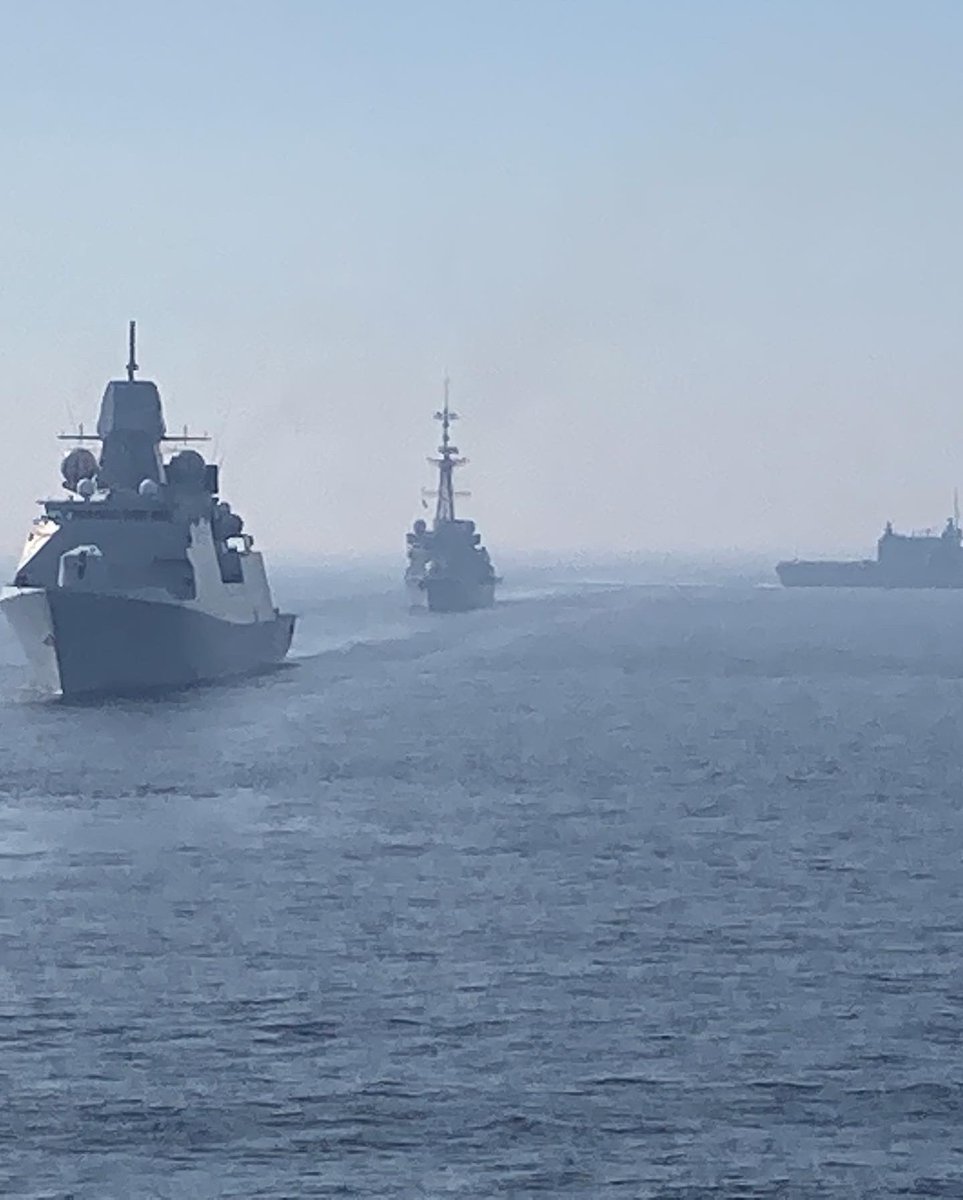 PeterJeppsson's tweet photo. Övning &amp; sju intensiva dygn till sjöss med utbildning av värnpliktiga, samövning med Natos stående flottstyrka, övervakning av svenskt territorialhav. HMS Carlskrona har avverkat 1600 nautiska mil och identifierat 200 fartyg som har rört sig i vår del av Östersjön #svfm #säkpol https://t.co/sIBnHelpxp