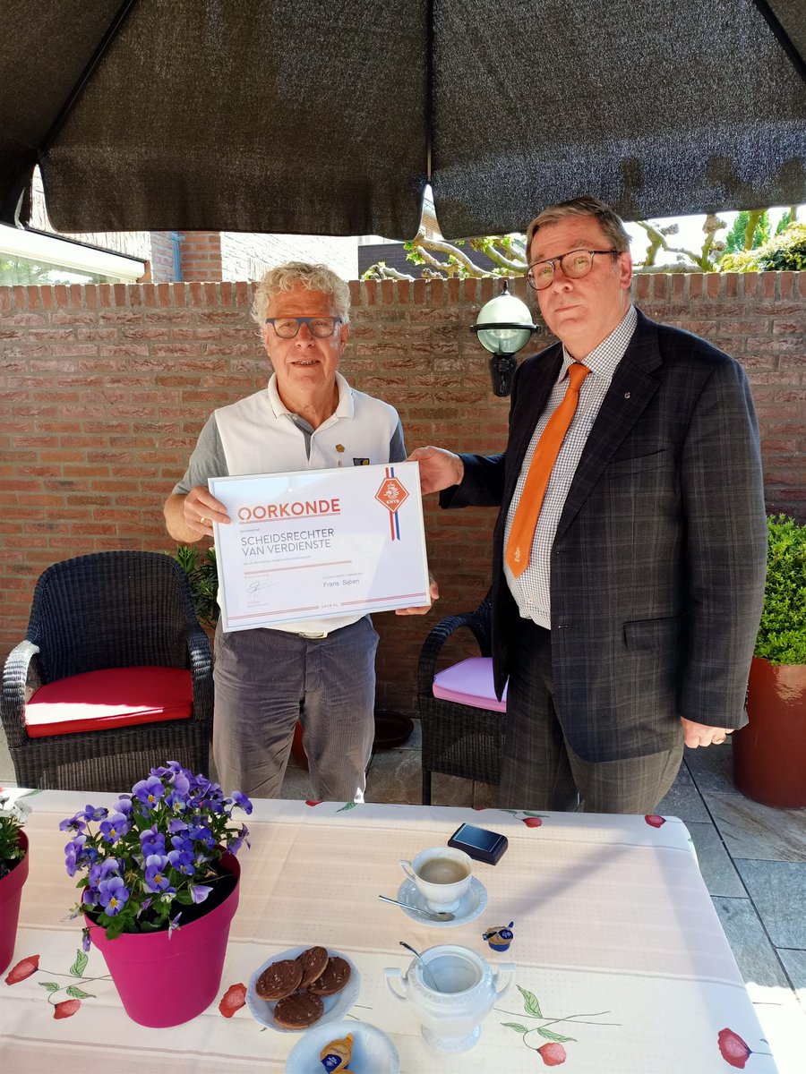 Op 9 mei is scheidsrechter Frans Sijben (COVS Weert) benoemd tot Scheidsrechter van Verdienste. De bijbehorende waarderingsspeld en certificaat werden door KNVB Ambassadeur Jan Heijnen uitgereikt. <a href="/KNVB/">KNVB</a> <a href="/KNVBZuid2/">KNVB Zuid 2</a>