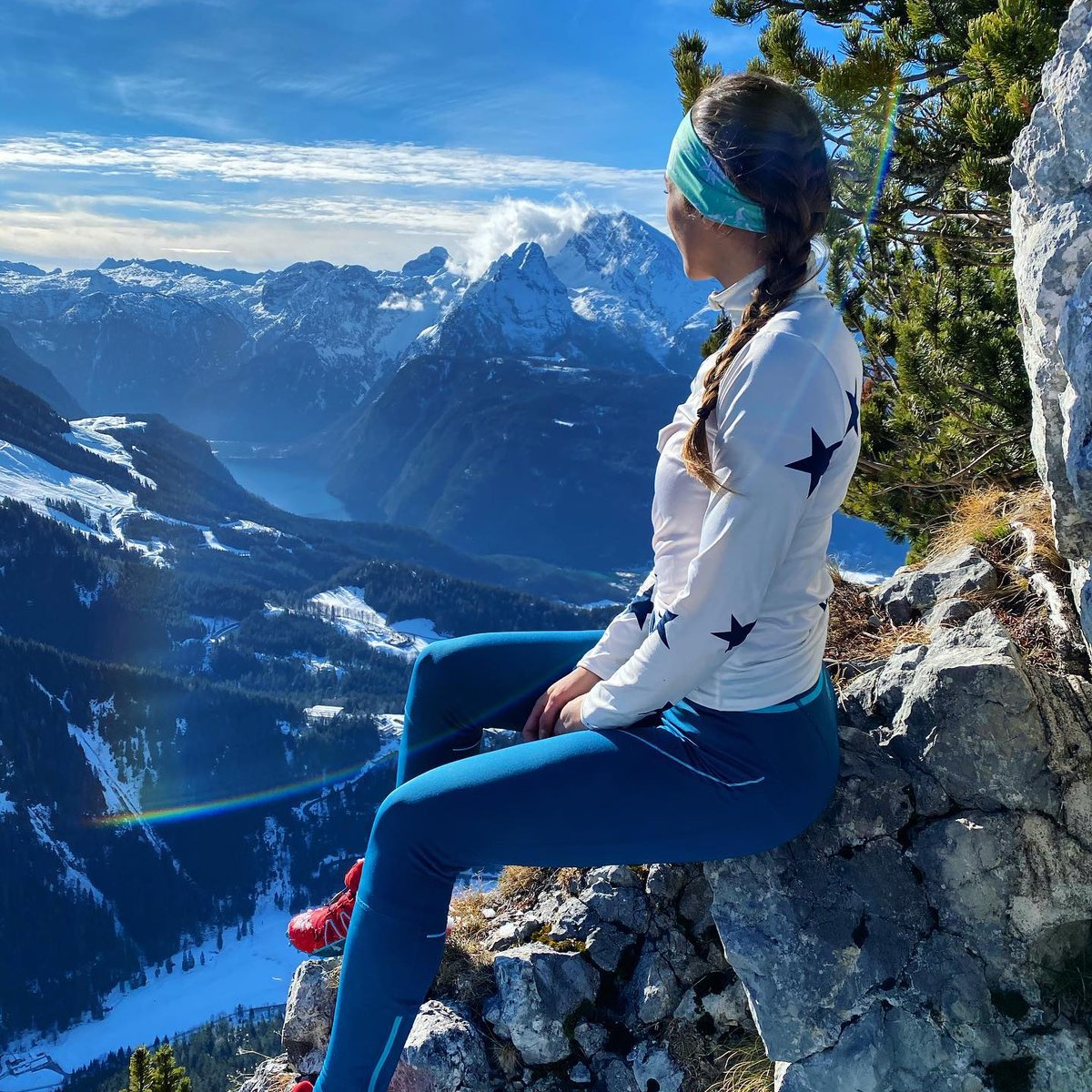 Campingfhiking's tweet photo. Is it just me or does snow make the mountains truly come alive?summer is 10000% my favourite season,but I'm always awa of the way the mountains pop with snow on them this shot was from September with just a little dusting of snow but i feel like it make the view go from beautiful https://t.co/O0nwngEi9U