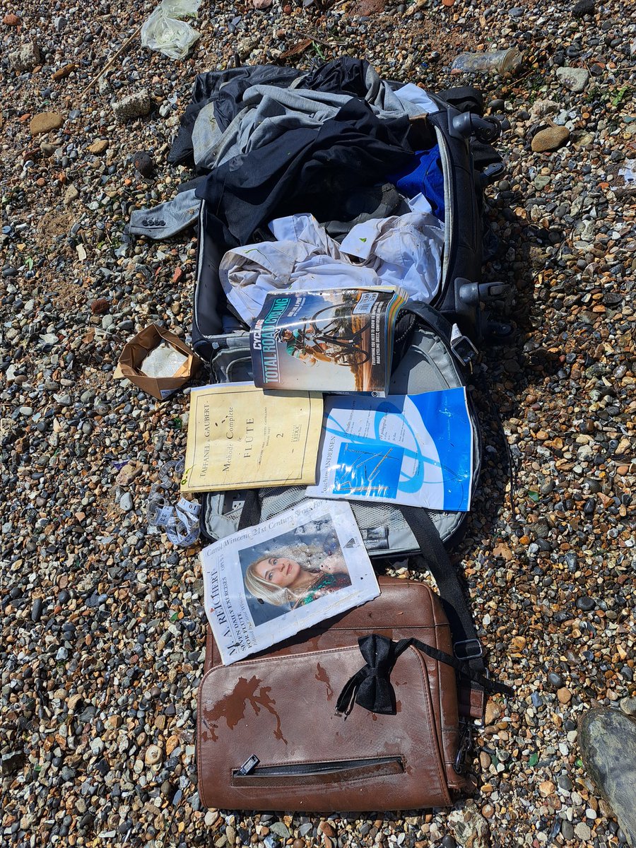 TideLineArt's tweet photo. Have any flautists lost an entire suitcase over the side of a boat recently? If so I've just found it washed up in Greenwich. I'll lug it back with me just "in case" someone wants to claim it! Pls RT. #LostAndFound #Mudlarking https://t.co/mZcGg8aXQY