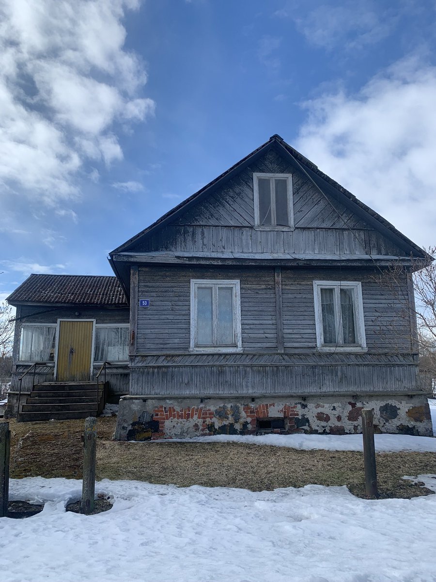 guyrumcajs's tweet photo. There is a village in Estonia called #Vasknarva where you can find a bunch of cute little houses. Sadly, some of them seems to be abandoned. https://t.co/pYUB9Yy9Kf