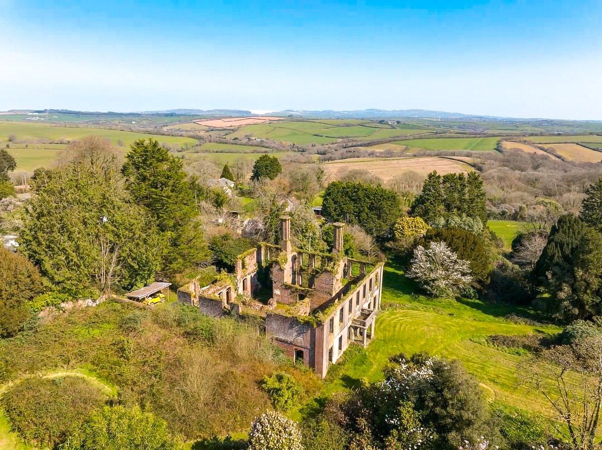StacksProperty's tweet photo. An incredible #restoration opportunity.
This exceptional 5-acre site is set in the rolling #Cornishcountryside just 3 miles east of Truro. It contains the ruins of a #QueenAnne #manorhouse with detailed planning consent for its reconstruction.
On with @LillicrapChilco https://t.co/QduyBdiv1K