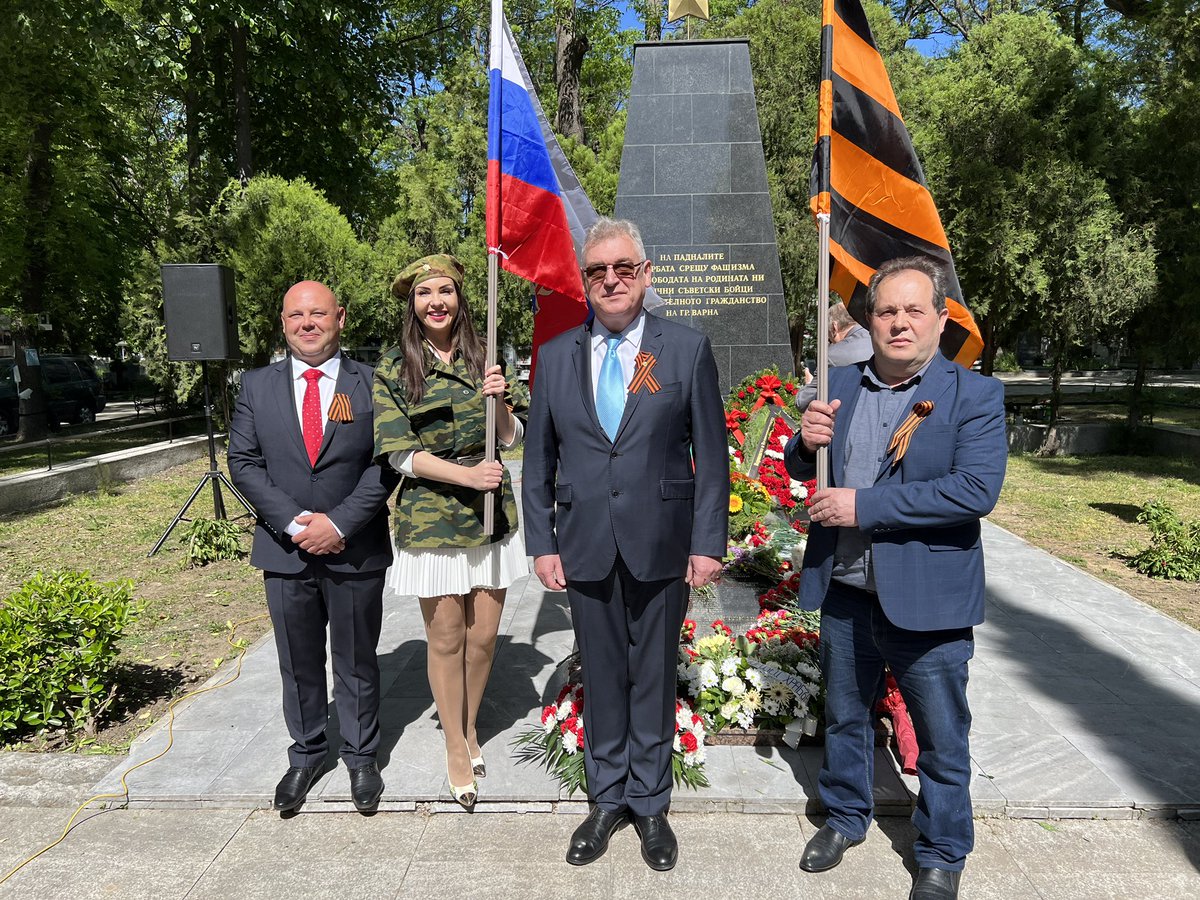 RusConsVarna's tweet photo. 9 мая по поводу празднования Дня Победы Генеральный консул России в Варне В.А.Климанов и дипломаты возложили венки и цветы к памятникам погибшим советским и болгарским офицерам и солдатам, старшине Г.П.Красюку и к памятникам маршалу Толбухину и погибшим подводникам. https://t.co/PktUO8JaAi