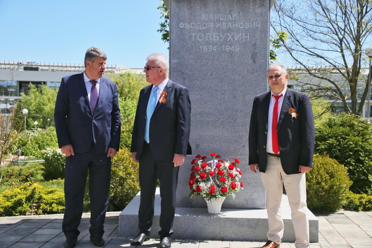 RusConsVarna's tweet photo. 9 мая по поводу празднования Дня Победы Генеральный консул России в Варне В.А.Климанов и дипломаты возложили венки и цветы к памятникам погибшим советским и болгарским офицерам и солдатам, старшине Г.П.Красюку и к памятникам маршалу Толбухину и погибшим подводникам. https://t.co/PktUO8JaAi
