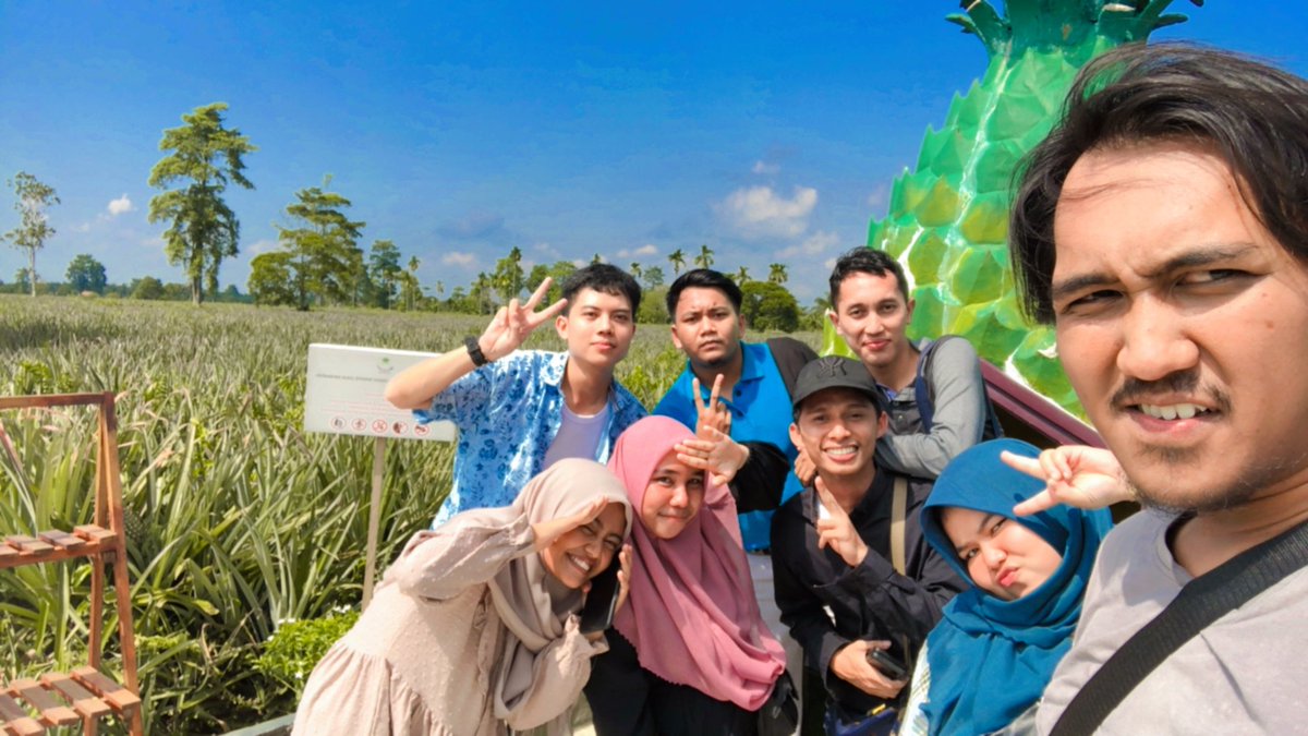 apepsumeru's tweet photo. Di kebun nanas https://t.co/kzWtP9vD7C