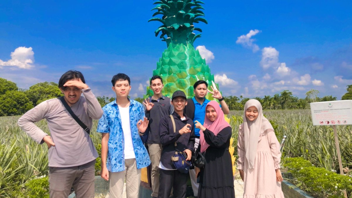 apepsumeru's tweet photo. Di kebun nanas https://t.co/kzWtP9vD7C