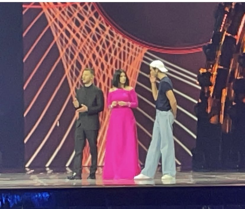 MikaItalianFans's tweet photo. .@mikasounds @LauraPausini @alecattelan Rehearsal @Eurovision @EurovisionRai #ESCita #ESC2022 
#mikaitalianfans 💕 @ColoriMika ☺️ https://t.co/4aVZFeuO9R