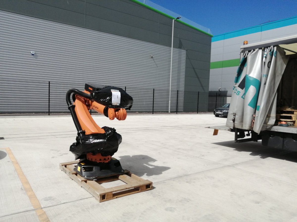 philippa_glover's tweet image. Everyone loves load out day. Getting ready for her new home. This one is heading down to sunny South Wales. #robotmachining #UKmfg #manufacturing