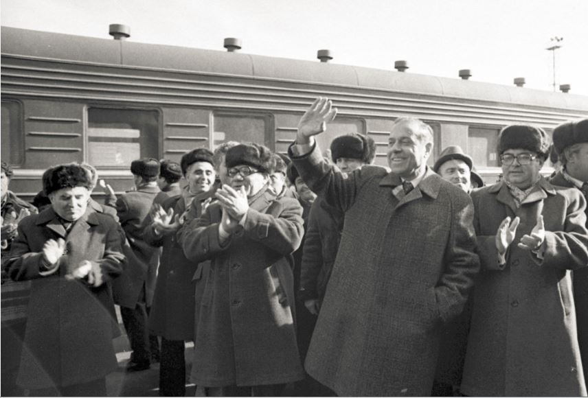 Vətən qarşısında misilsiz xidmətləri olmuş Ulu Öndər Heydər Əliyevin əziz xatirəsini dərin ehtiramla yad edirik! Foto 1979-cu ildə, Heydər Əliyevin #Xankəndi şəhərinə səfəri zamanı çəkilib. 🇦🇿 _ #Khankendi, Azerbaijan 🇦🇿 Year: 1979. _ #Խանքենդի, Ադրբեջան 🇦🇿 1979 թվական։