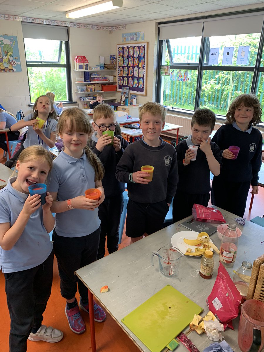 MrRyan1stclass's tweet photo. Great excitement this afternoon! We’ve been learning all about the different food groups over the past two weeks and today we rewarded ourselves with some delicious and nutritious smoothies 🍎🍌🍓🥤@followstannes https://t.co/r58KhMyuKE