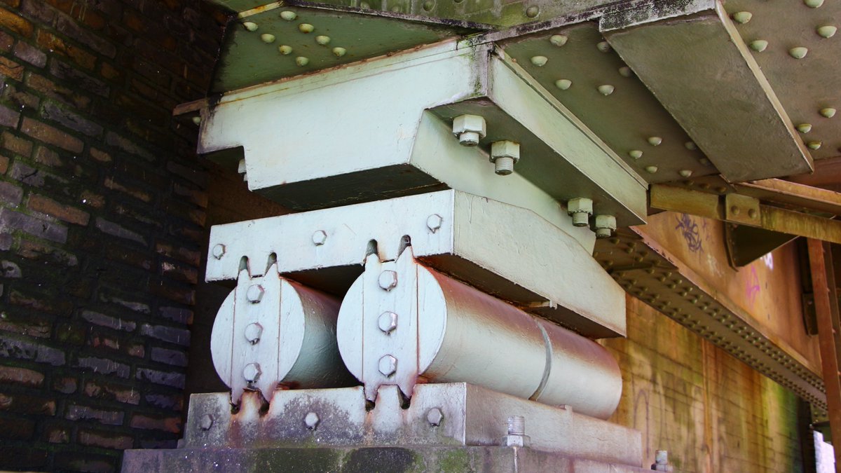 HillhouseGrady's tweet image. If you go peeking underneath bridges, you’re likely to find a variety of interesting structural connections like this. Can you NAME THAT INFRASTRUCTURE? Read the 🧵 for the answer.
#EngineeringInPlainSight