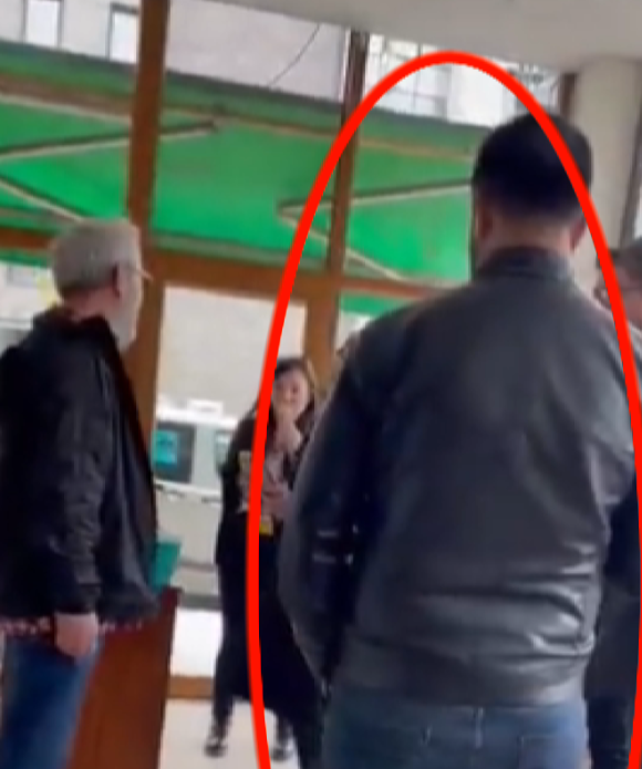 Nagehan Alçı yazısında benden bahsetmiş.
1- Dondurmacıda videoyu bizim çektiğimizi söylemiş, göründüğü gibi videoda ben de varım.
2- Kumpas göndermesi yapmıştı. Anlaşılan o ki sonunda kumpas konusunda kendisinin eline su dökülemeyeceğini anlayabilmiş.