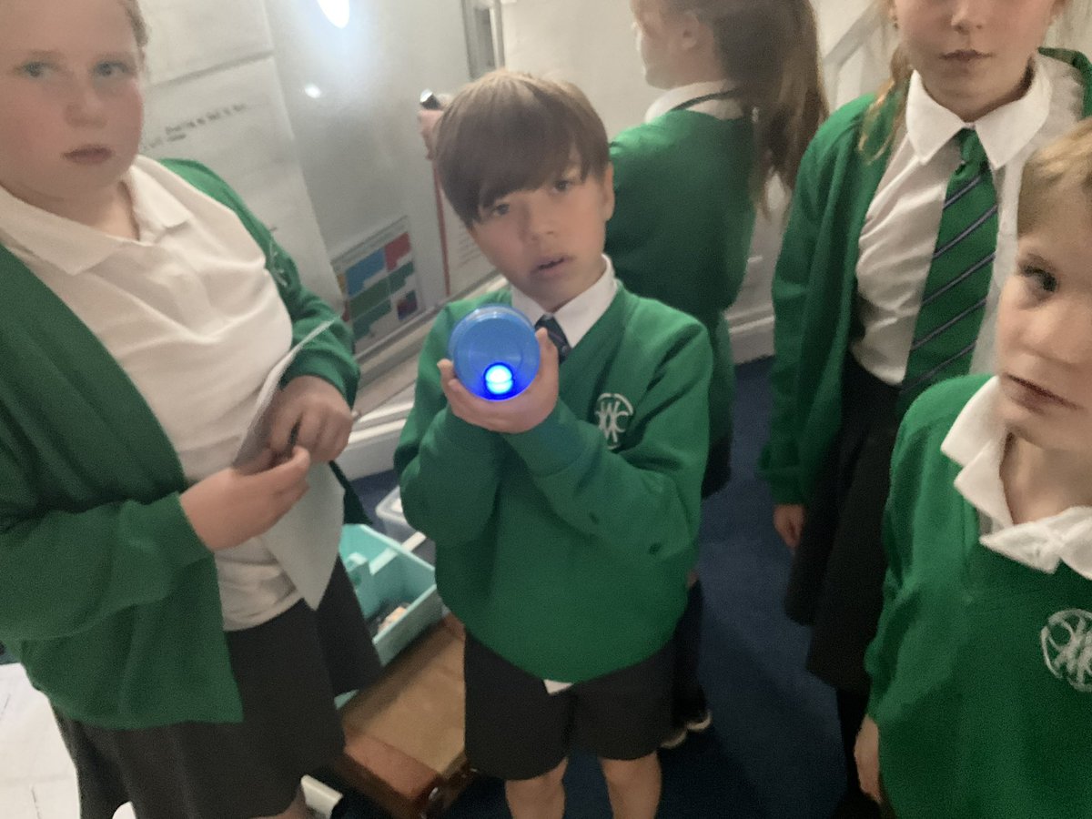 cwp_amman's tweet photo. Exploring light in Science and technology today. @cwprimary https://t.co/BCcdmOol0I