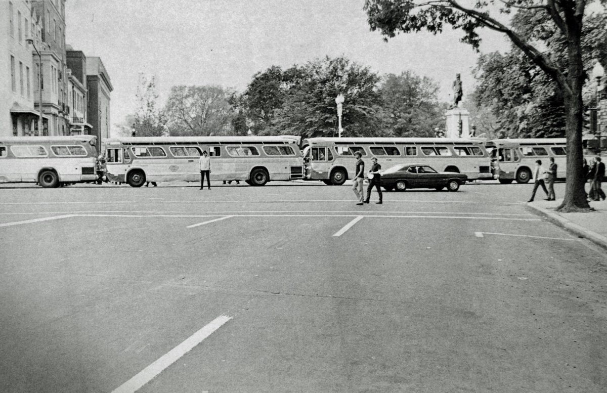 BeschlossDC's tweet photo. D.C. Transit buses were parked bumper to bumper in circle around White House and Lafayette Park to protect President Nixon from protesters against Cambodia invasion, this week 1970: #Schmick https://t.co/YP5CHrjgHF