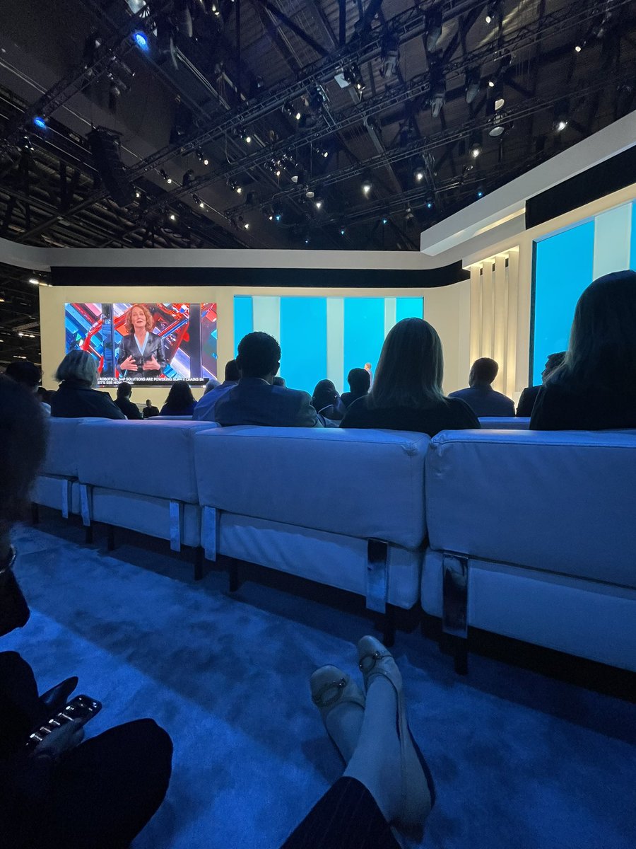 elaine_benfield's tweet photo. The show floor has a whole new meaning. #SAPSapphireOrlando #standingroom #InfluencerMarketing https://t.co/nBTo2fRTb1