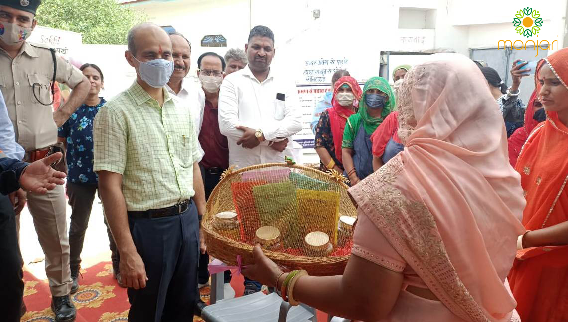 manjari_org's tweet image. We had the #honour of being visited by #AnshDeep Ji, District Collector &amp;amp; Magistrate, Ajmer visit the #Sakhi  #pickle unit in #Kayad. He was impressed by the fact that the women have #sustained the unit for over two years, and #appreciated the #packaging in #branding too.