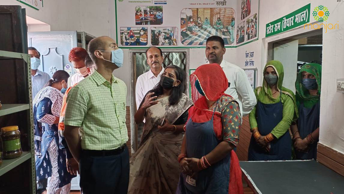 manjari_org's tweet image. We had the #honour of being visited by #AnshDeep Ji, District Collector &amp;amp; Magistrate, Ajmer visit the #Sakhi  #pickle unit in #Kayad. He was impressed by the fact that the women have #sustained the unit for over two years, and #appreciated the #packaging in #branding too.