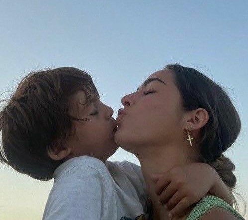 minirossty's tweet photo. Feliz día de la madre a la mujer más hermosa que pudo tener el mundo <3 https://t.co/w32PmR8eNQ