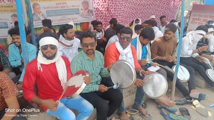 AdvAghara's tweet photo. केंद्र सरकार एवं राज्य सरकार के विरोध में तथा बेरोजगारों के समर्थन में  #भारतीय_बेरोजगार_मोर्चा द्वारा घोषीत चरण बद्ध आंदोलन का दूसरा चरण #थाली_पीटो_आंदोलन सफ़लता पूर्वक संपन्न हुआ । 

#थाली_पीटो_आंदोलन https://t.co/zYN7RWdiSz