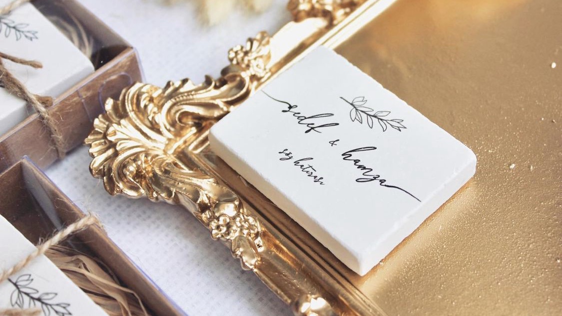 yasmiin_dewu's tweet photo. We do it unique and classy over here ! 

Customized chocolates for weddings, birthdays, naming ceremonies,etc . 3rd slide- customized magnet

Make sure you’re following our page for top notch gift items and souvenirs in Nigeria. 💗🥀 

Please retweet as you come across this https://t.co/sq2lbFE7Hr