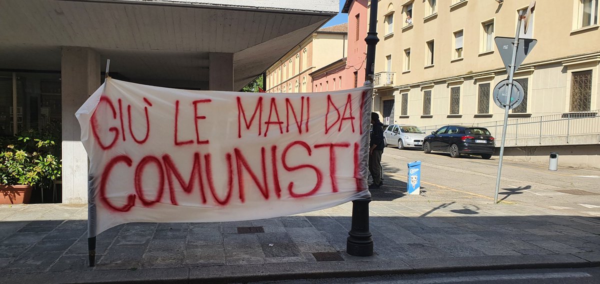 1962sammy's tweet photo. Presidio #CARC davanti alla questura di #ReggioEmilia in solidarietà al gestore del #Tunnel ✊️✊️✊️ https://t.co/kJJJUYWgkG