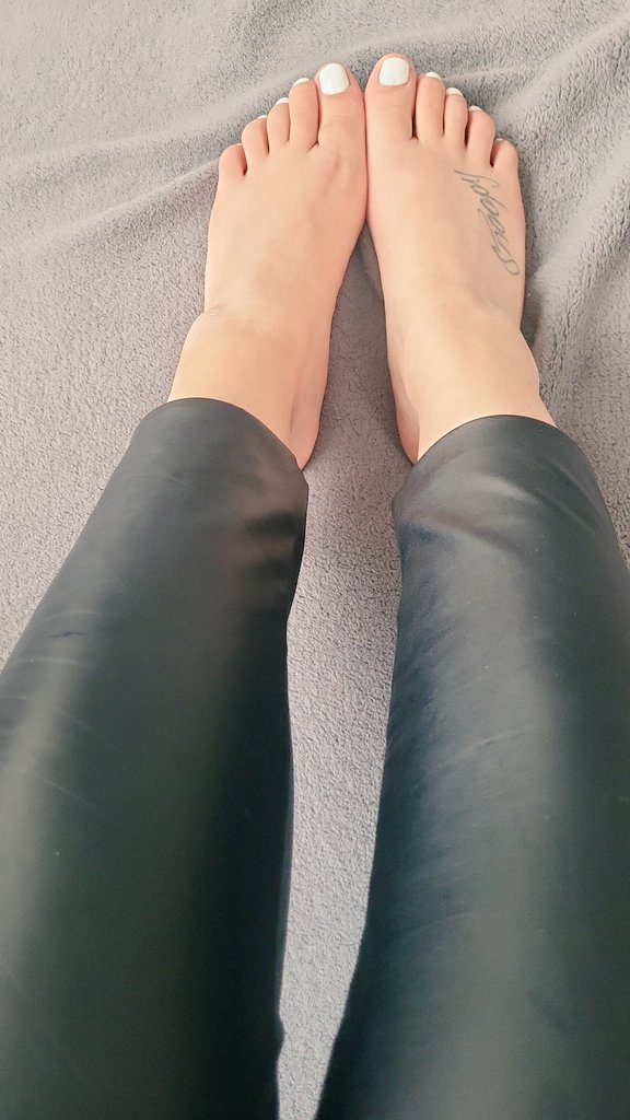 Heute war ich bei der Pediküre!🇷🇸
Ich einen oder mehrere treue geldsklaven der meinen monatlichen Luxus finanziert!
Interesse?Denn bewirb dich,ich entscheide ob du der glückliche bist der es übernehmen darf🐖#Füße #Fuß  #geldsklave  #Köter #Tribute #zahlschwein #herrin #Queen