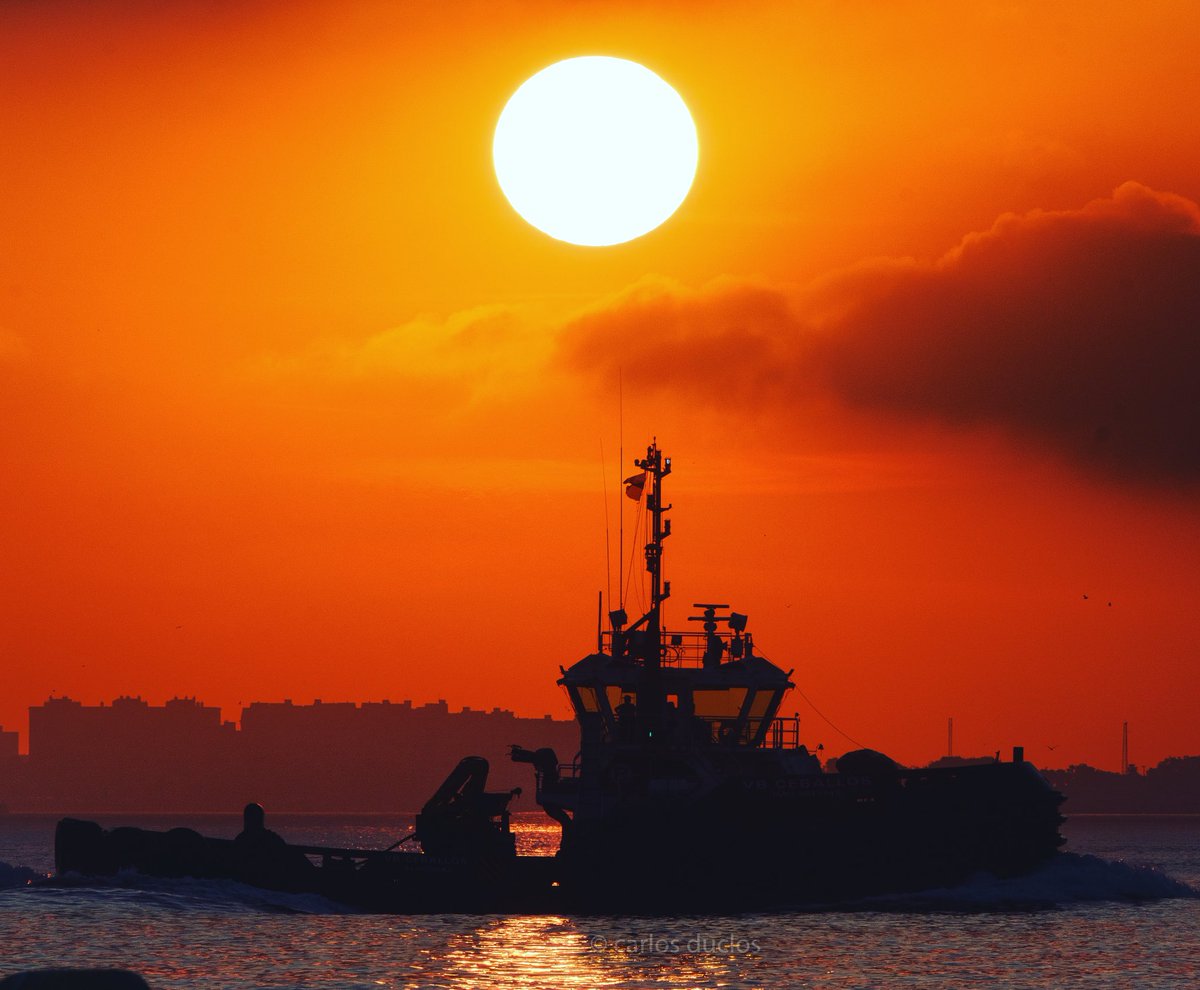 Remolcador y 🌞, trabajos amaneciendo 🌞tug & sun 🌅 Work at dawn #tug # remolcador #seamanlife⚓️ #vbceballos #ship #fujifilmxt3 #fujinon100400 #algecirasport