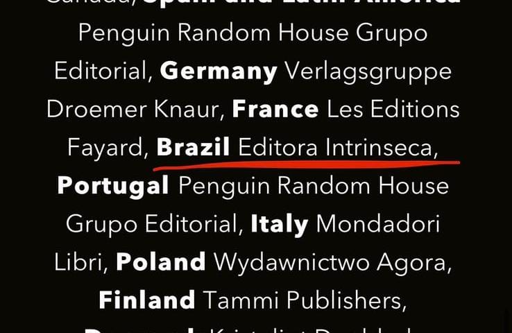 ultravioletu2's tweet photo. HELP! Hoje é natal no fandom do U2! O aniversário é do Bono, mas quem vai ganhar o presente é a gente! E quem vai trazer é a @intrinseca ! Ajudande de Papai Noel U2! Intrínseca!!! Quando é que chega, hein? Diz, please!!! #ansiosos #feliznatal #bono #happybdaybono https://t.co/g8B5fnJ8Wf