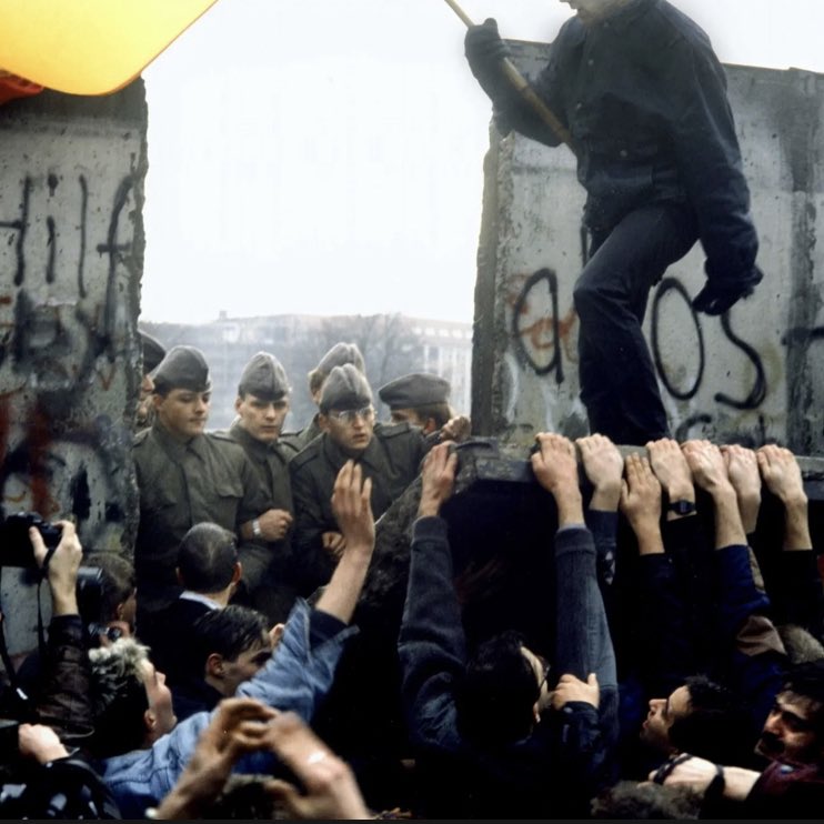 Ryan on Twitter: "On 9 November 1989, protestors pull down the Berlin ...