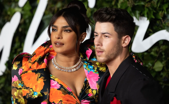 genteinpv's tweet photo. Priyanka Chopra y Nick Jonas presentan a su hija, la bebé pasó varios días en cuidados intensivos https://t.co/eCKUUaC0pu https://t.co/OxA3R4c5Kv