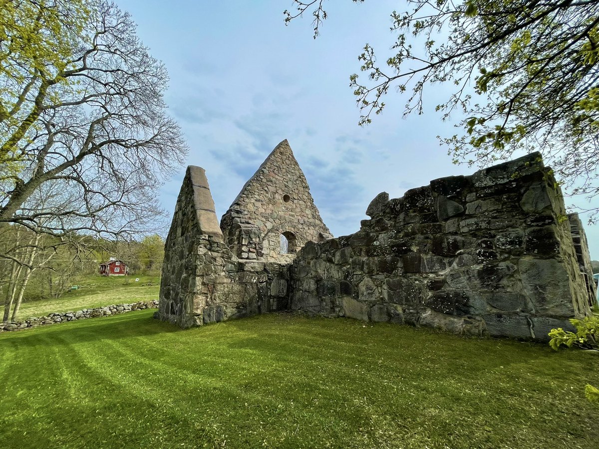 VignoEva's tweet photo. #SuĂšde Petite dĂ©couverte du jour đ đ Les ruines dâune Ă©glise des annĂ©es 1300 et dâune #runsten https://t.co/ePRS0cLwmE