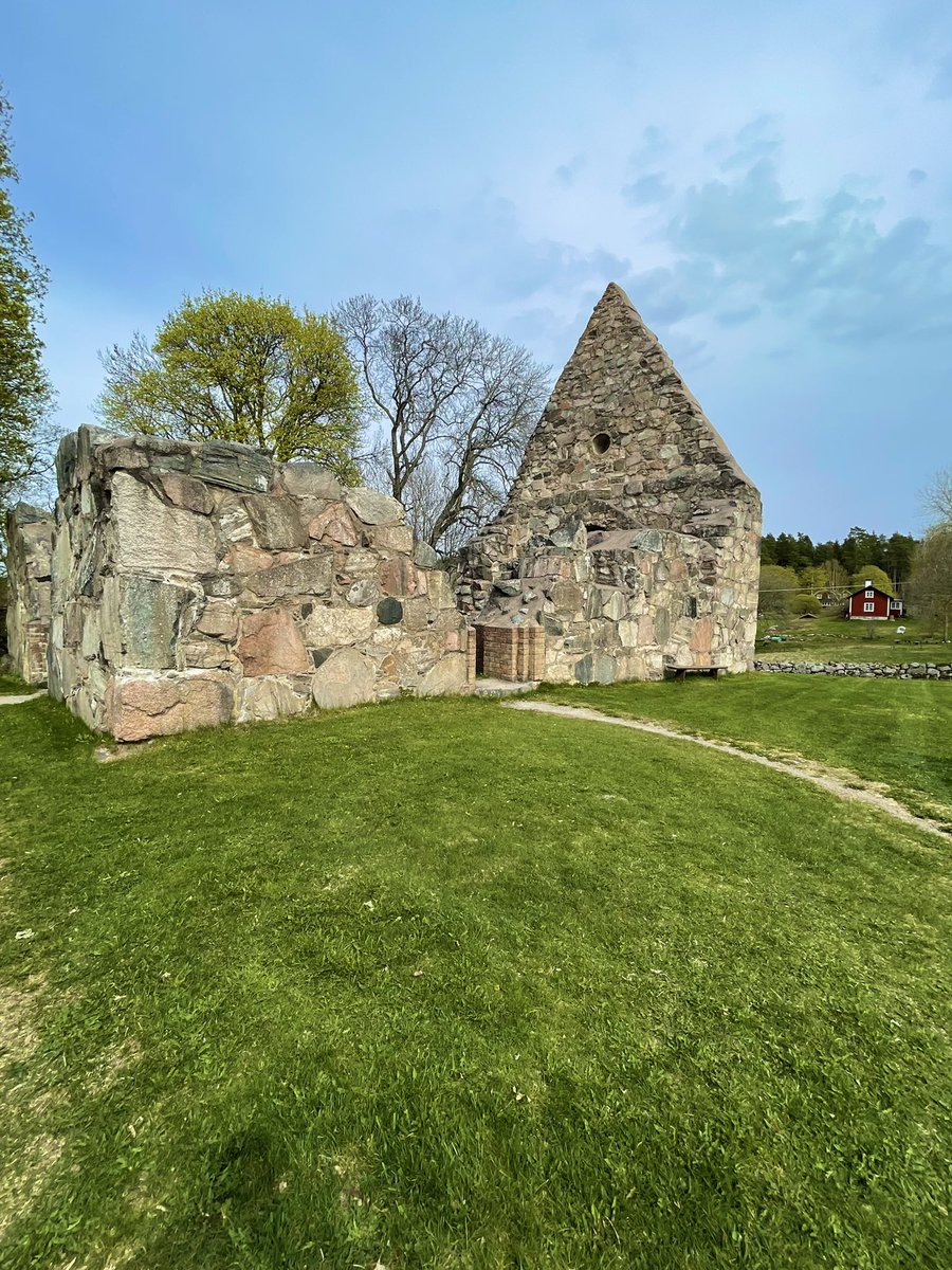 VignoEva's tweet photo. #SuĂšde Petite dĂ©couverte du jour đ đ Les ruines dâune Ă©glise des annĂ©es 1300 et dâune #runsten https://t.co/ePRS0cLwmE