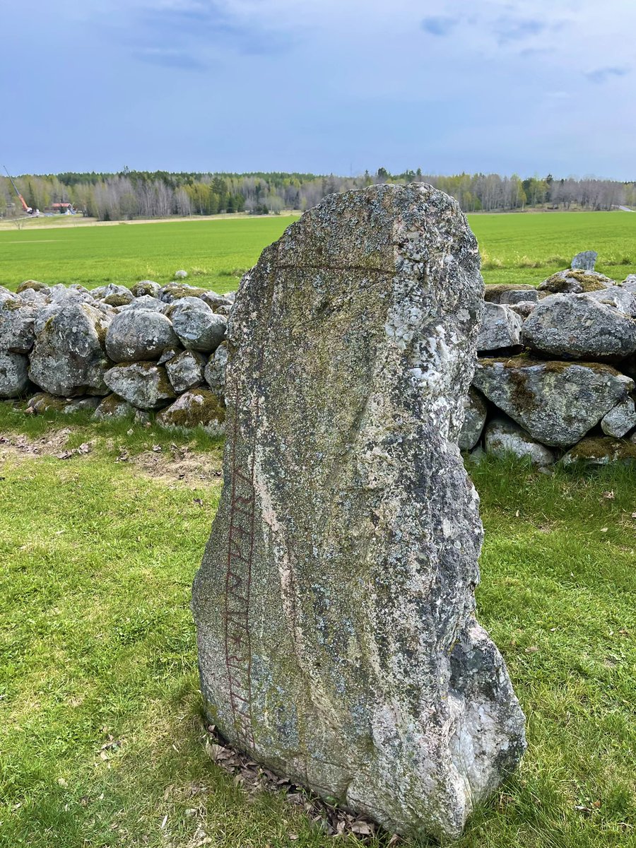 VignoEva's tweet photo. #SuĂšde Petite dĂ©couverte du jour đ đ Les ruines dâune Ă©glise des annĂ©es 1300 et dâune #runsten https://t.co/ePRS0cLwmE