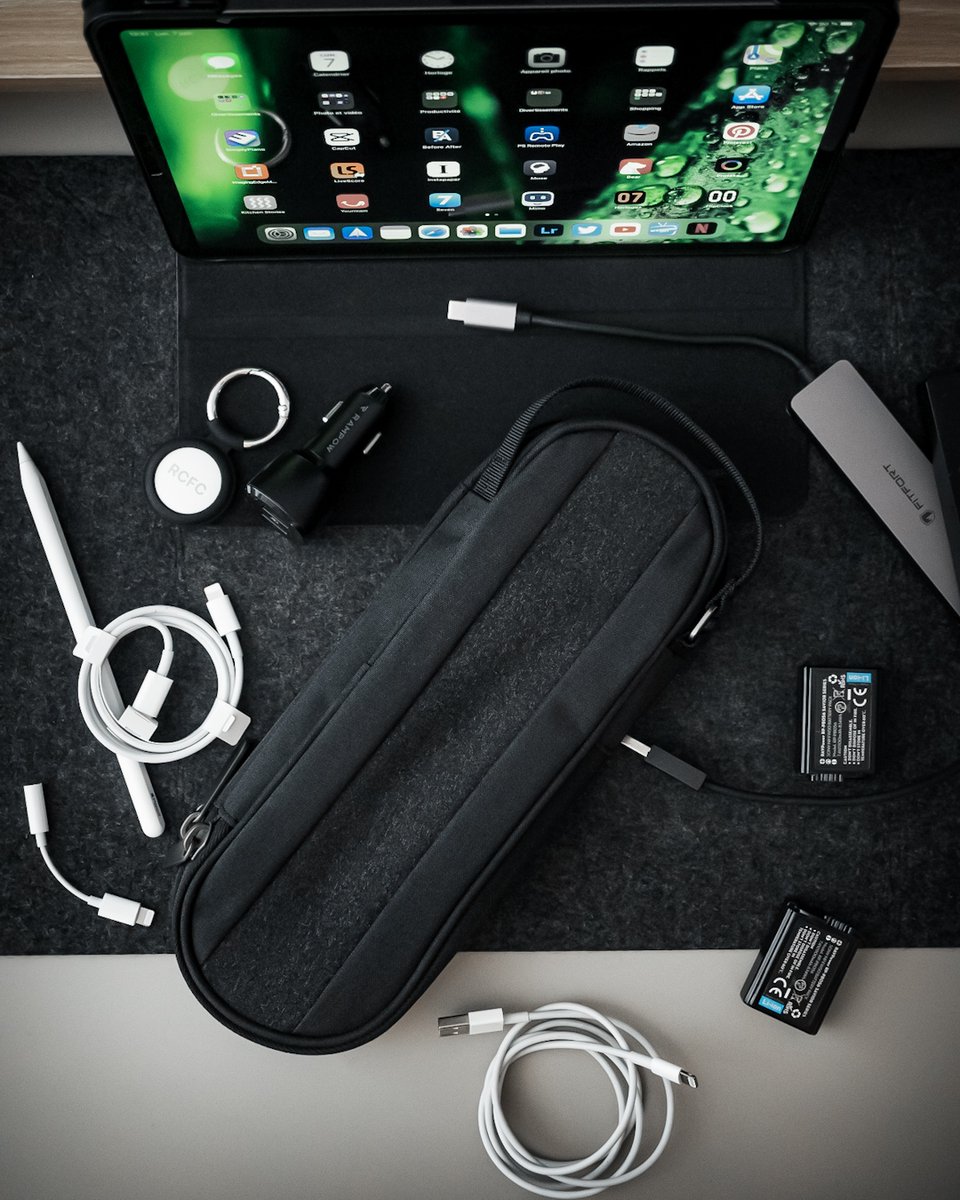 sidebysidegear's tweet photo. What's one thing in your tech pouch you can't live without? 👀⁠
⁠
⁠
⁠
📷: @raidacfc⁠ https://t.co/pHINjun1oO
